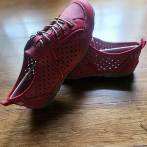 NorthStyle Women's European Leather Sneakers.  Size 9.5 Euro 40 Red New